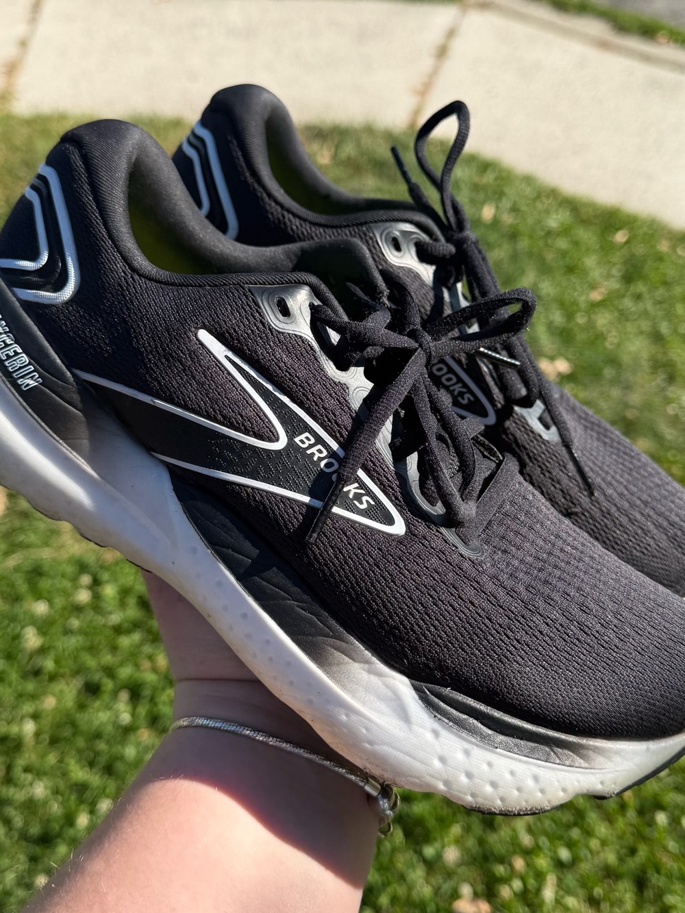 Womens Brooks Glycerin 21 shoes size 9.